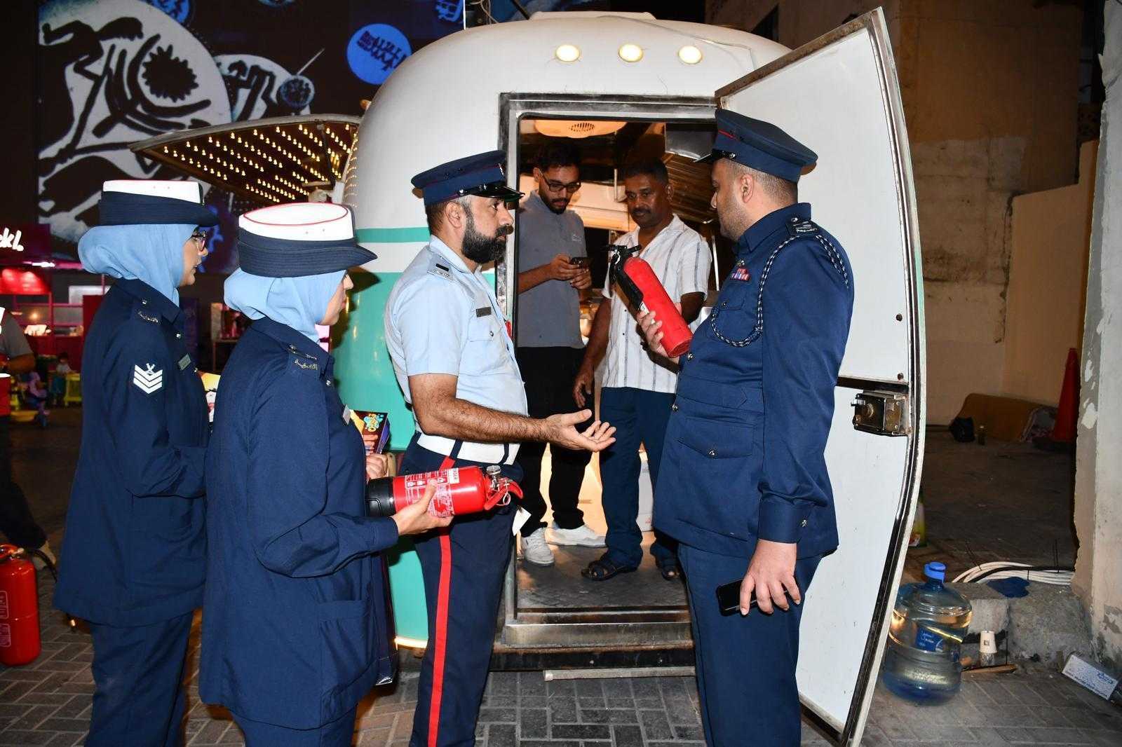 الإدارة العامة للدفاع المدني تنفذ حملة توعوية ضمن فعالية ليالي المحرق<